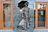 По дороге к набережной повстречал бронзовую статую дамы с зонтиком.