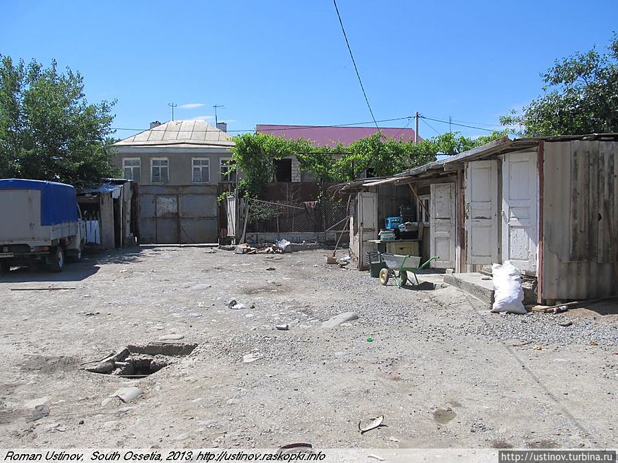 во дворе синагоги