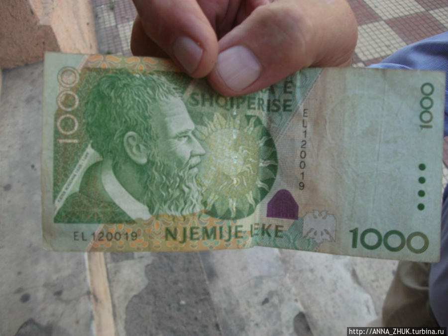 Приветливый русскоговорящий дедушка по моей просьбе показывает мне албанские деньги. Шкодер, Албания
