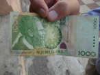 Приветливый русскоговорящий дедушка по моей просьбе показывает мне албанские деньги.