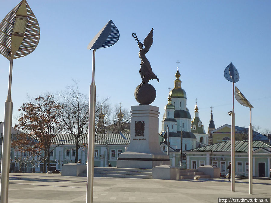 Памятник Независимости на обновлённой площади Конституции Харьков, Украина