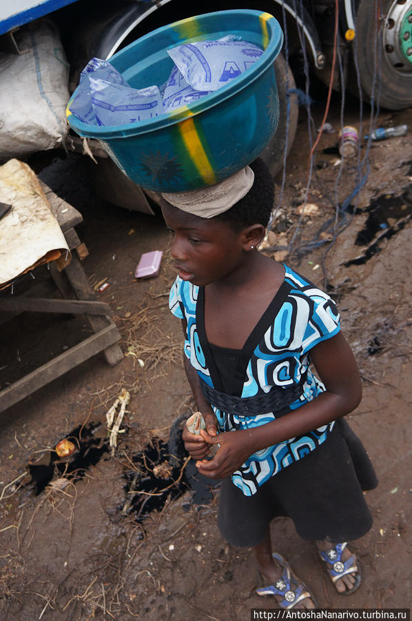 Девочка, продающая воду в пакетиках. Лагос, Нигерия