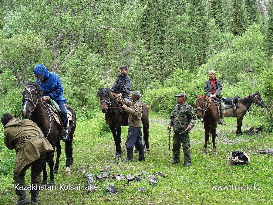 в сезон можно договориться о поездке до второго озера, на лошадях Кольсайские Озера Национальный Парк, Казахстан