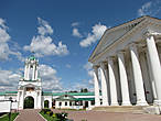 Северные ворота и Собор Димитрия Ростовского. А между ними виднеется церковная лавка, о которой говорилось выше.