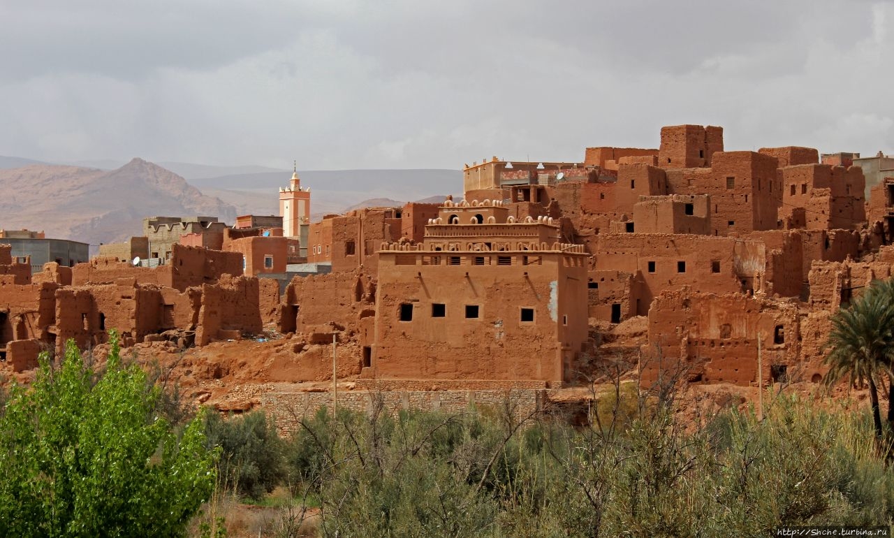 Красный город Тингир, центр крупнейшего оазиса Марокко Тингир, Марокко