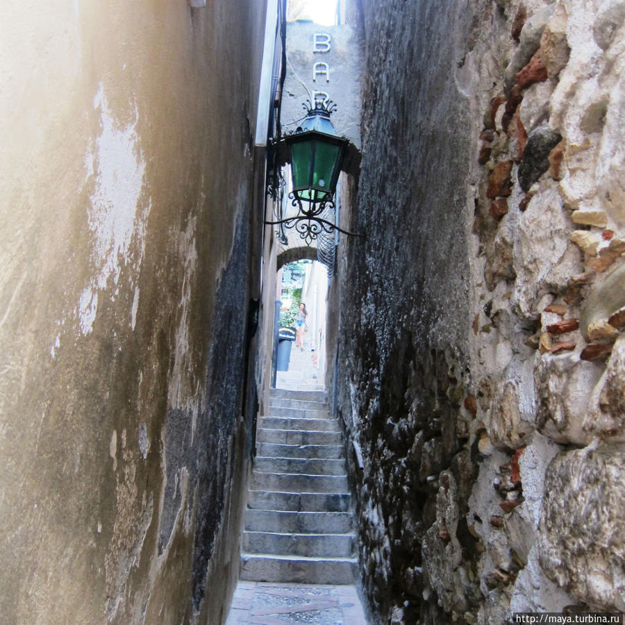 самая узкая улица Таормина, Италия