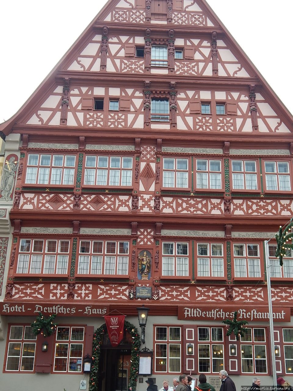 Склад зерна под названием Немецкий дом, постройка конца 16 века. Фасад украшен многочисленными фигурами, главная  — бог виноделия Бахус. Deutsche Haus Динкельсбюль, Германия
