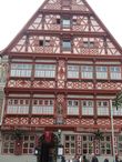 Склад зерна под названием Немецкий дом, постройка конца 16 века. Фасад украшен многочисленными фигурами, главная  — бог виноделия Бахус. Deutsche Haus