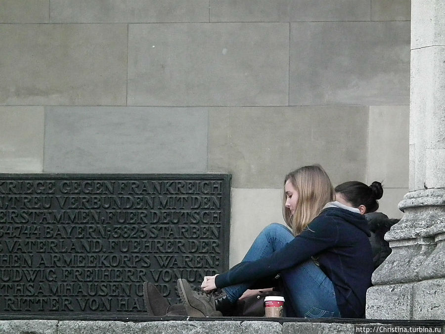 А молодежь все та-же — в кедах и джинсах. Новое поколение выбирает удобство во всем — и в одежде, и в позе отдыха ...  зачастую прямо там, где остановился, там и примостился ))  Я прямо завидую их ранней внутренней свободе! 
Не то, что нас учили: 