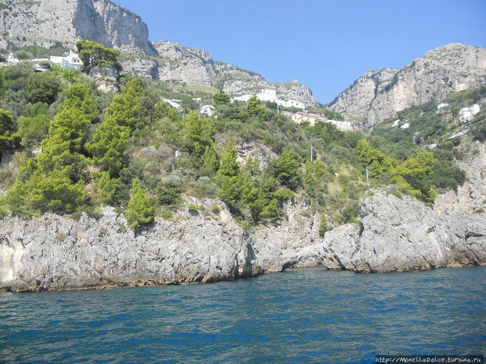 От Positano до Amalfi и Atrani — вид с моря Амальфи, Италия