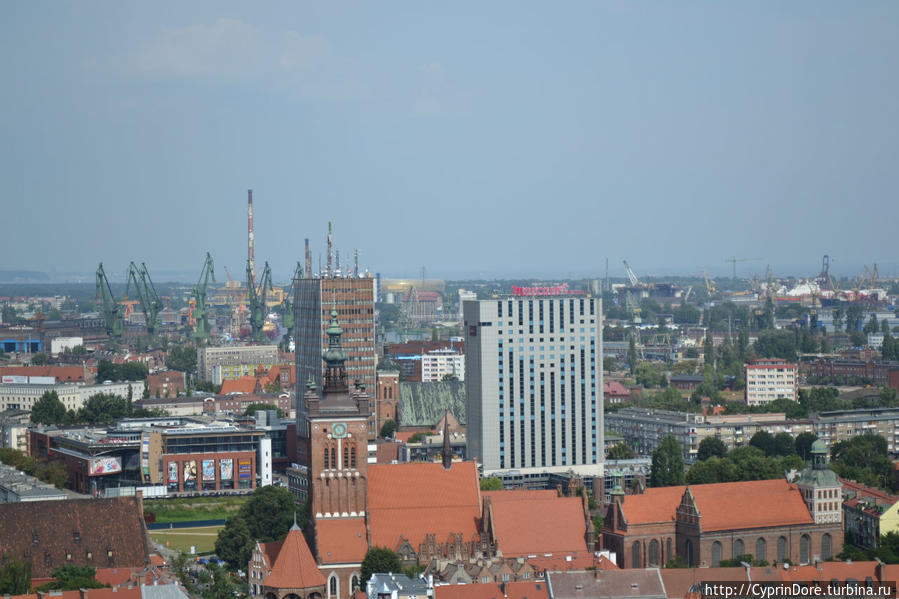 вдалеке слева виднеется золотая PGE ARENA GDANSK Гданьск, Польша