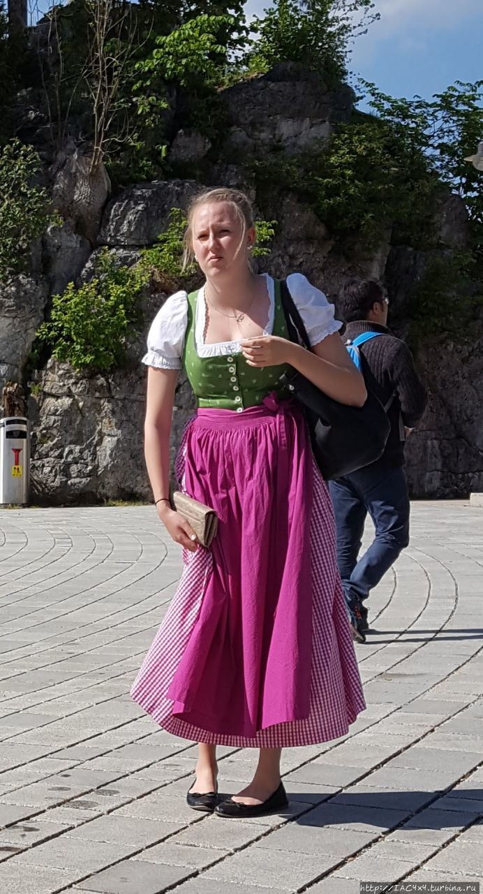 Девушка в тирольском костюме Кёнигсзее, Германия