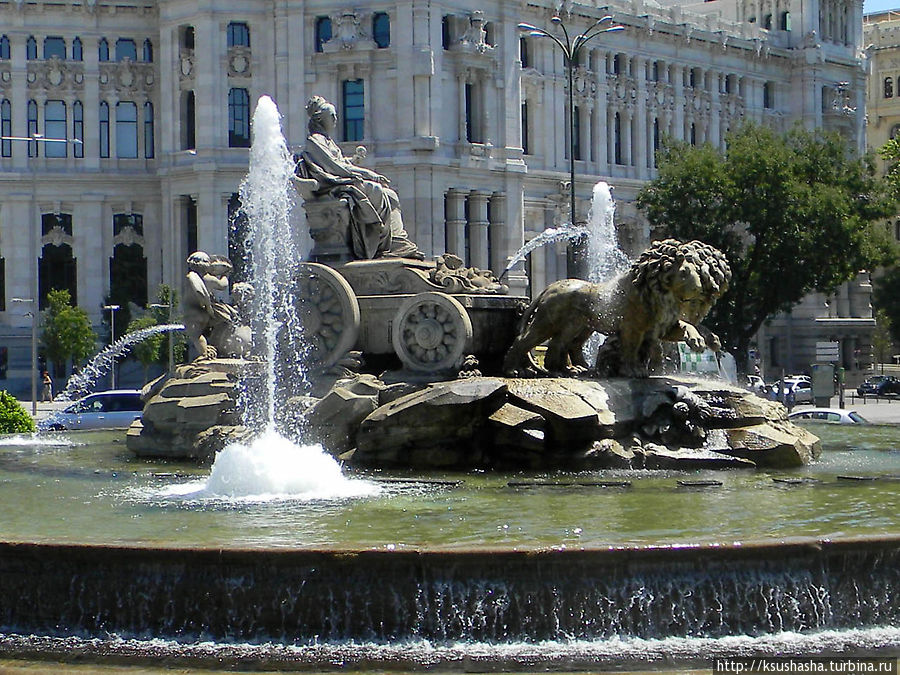 Фонтан Кибелы расположен в конце бульвара на площади Сибелес. Мадрид, Испания