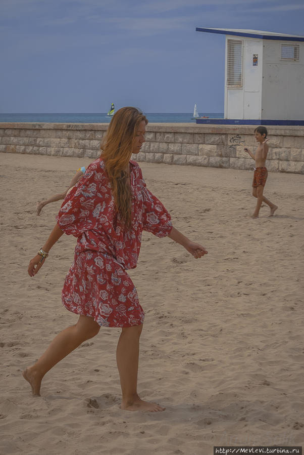 Развлечения на пляже Ситжес, Испания