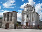 Успенская церковь, 1758 г.
Православная церковь Успения Пресвятой Богородицы — это бывший Тринитарский костёл-монастырь, построенный в 1755-58 гг. После того, как орден тринитариев прекратил свою деятельность в городе, храм перешёл в распоряжение украинской общины. В нач. XX в. пристроена колокольня. В советские времена здесь размещался краеведческий музей. В 1990 г. біла проведена реставрация. Церковь в стиле барокко входит в комплекс бывшего монастыря фелицианок (XVIII в.), в помещениях которого теперь размещена Духовная семинария имени Кирилла и Мефодия.