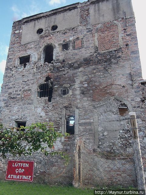 Руины  почти в самом центре города. Измир, Турция