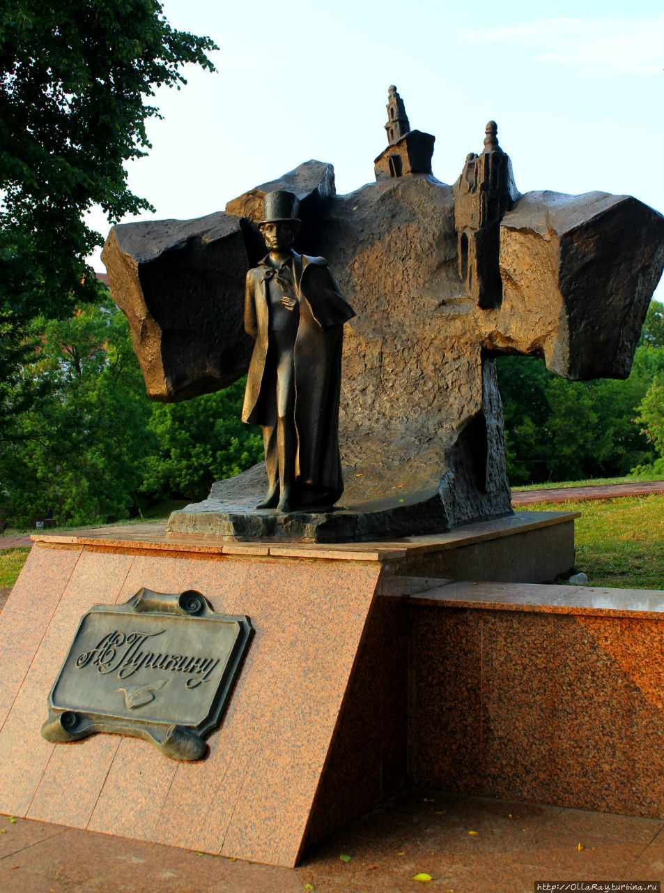 Если идти по улице Пушкина в сторону Витьбы, то вам попадётся симпатичный памятник поэту, поставленный тут в честь его визита в город. Витебск, Беларусь