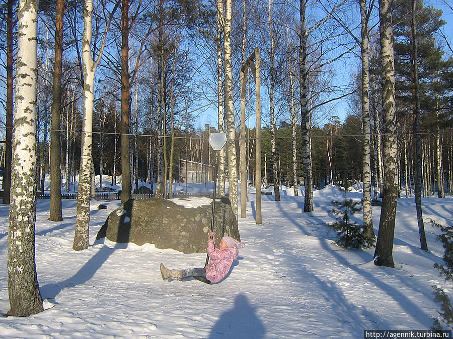 Дочка катается на тарзанке Котка, Финляндия