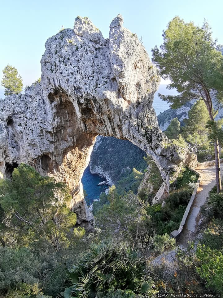 Capri: пешеходный маршрут Belvedere Tragara-Arco Naturale Остров Капри, Италия