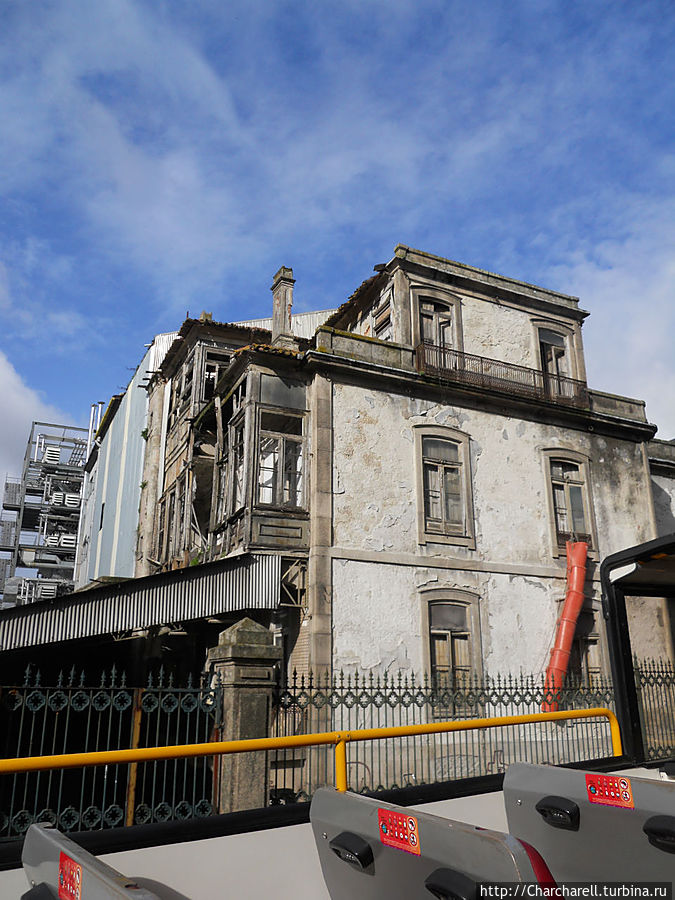 В Порту очень много заброшенных и полу-разрушенных зданий. Они придают городу грустный, потерянный вид. Иногда кажется, что Вторая мировая война закончилась только вчера, и город лежит в руинах после бомбежек. Порту, Португалия
