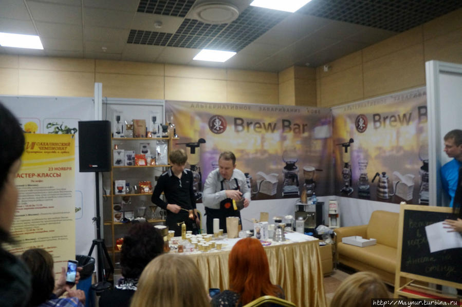 Большой популярностью пользовалась  площадка по  приготовлению кофе  альтернативными  способами. Южно-Сахалинск, Россия