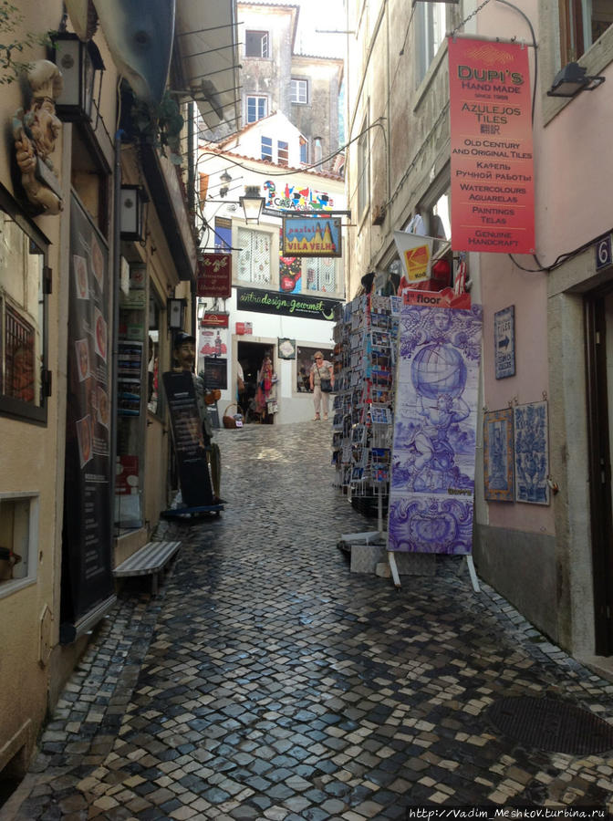 Древняя улица Синтры в историческом центре. Синтра, Португалия