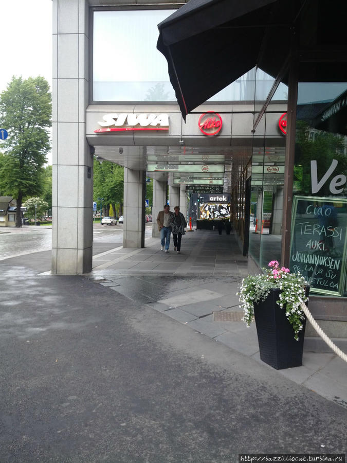 С правой стороны видна часть вывески рестолрана Vespa Хельсинки, Финляндия