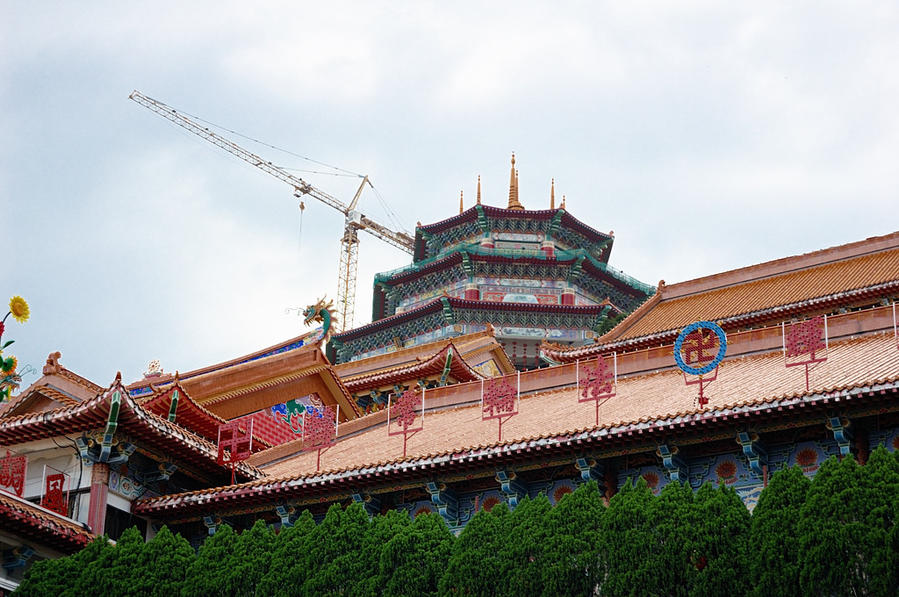 Невероятно огромный и красивый китайский храм