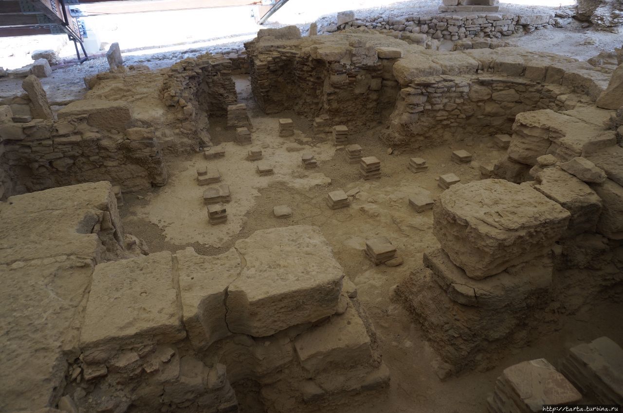 Руины древнего города на скалистом утесе