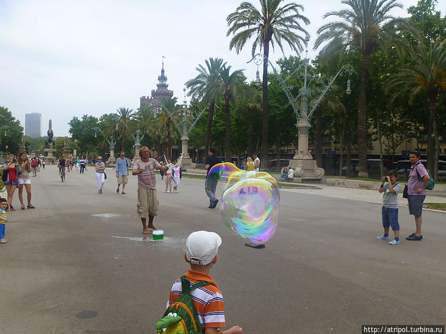 Мыльные пузыри и Триумфальная арка. Барселона, Испания