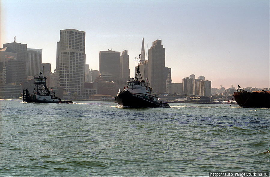 Вид на даун-таун с борта яхты Сан-Франциско, CША