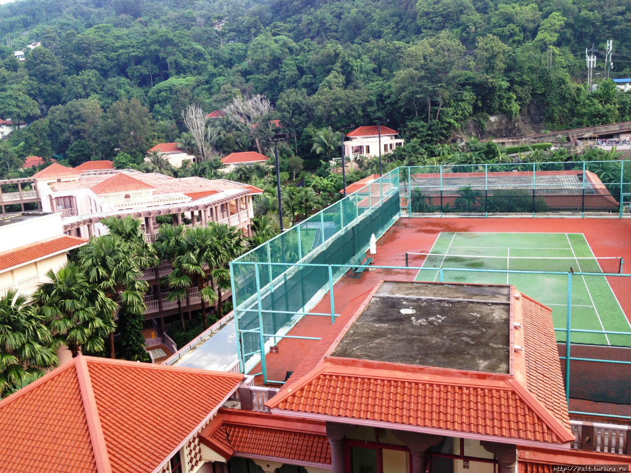 Теннисный корт отеля Карон, Таиланд