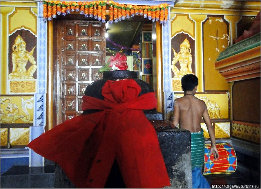 Всё. Ритуалы завершены. Пора и нам покидать храм... Тринкомали, Шри-Ланка