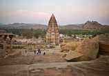 Храм Вирупакши единственное сооружение, на территории Хампи, которое не разрушили мусульманские завоеватели, сравнявшие с землей в 16 веки Виджаянагарскую империю. Храм, посвященный Шиве, действует и сегодня.