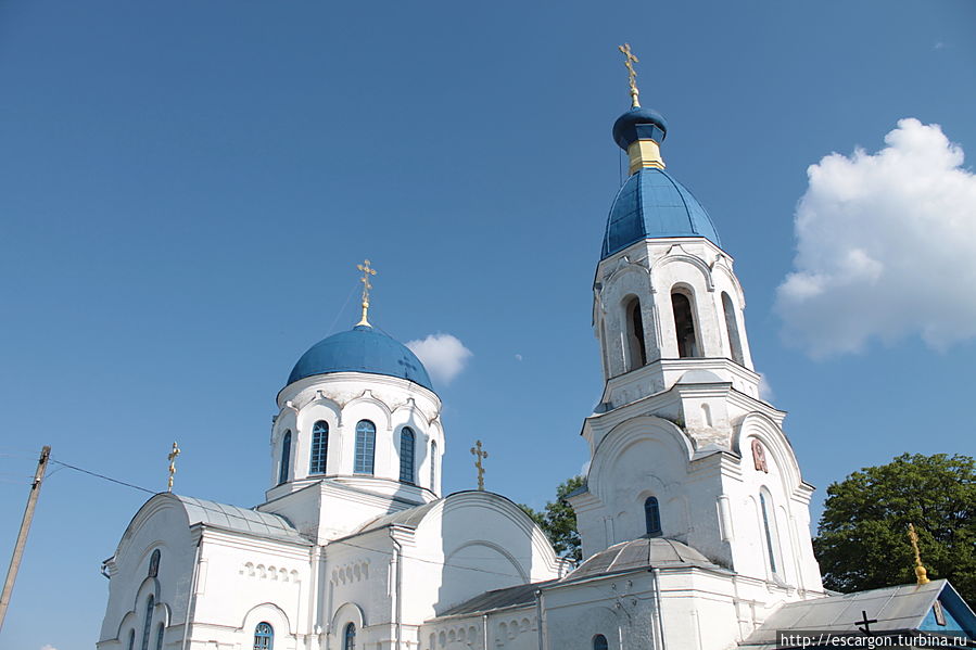 ..красиво сверкает на фоне голубого неба и облаков..