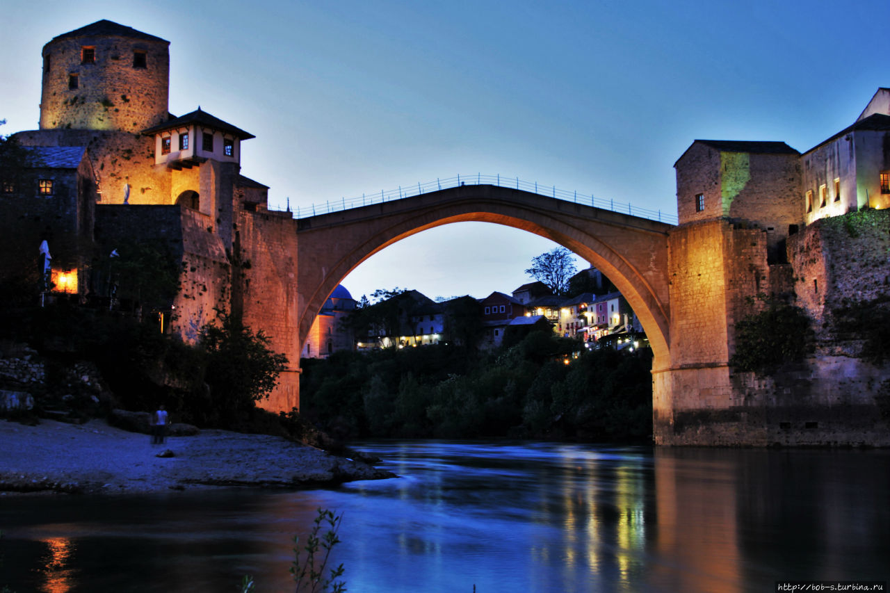 Вечерний город достаточно красив, подсветка украшает не только мост, но и улочки и домики старого города Мостар, Босния и Герцеговина