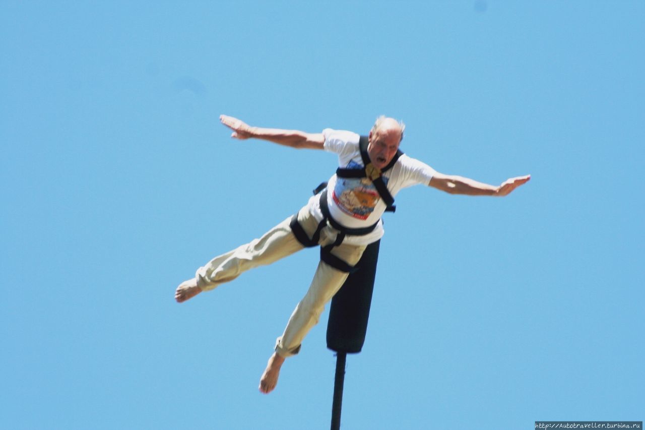 Это мой первый прыжок с тарзанки — Южная корея, 67м.
Потом прыгал с тарзанки, занесенной в книгу рекордов Гинесса, как самой высокой в мире — ЮАР, 216 м. Там все по серьезному. Привязывают за ноги и — сбрасывают вниз. Чтоб не передумал.