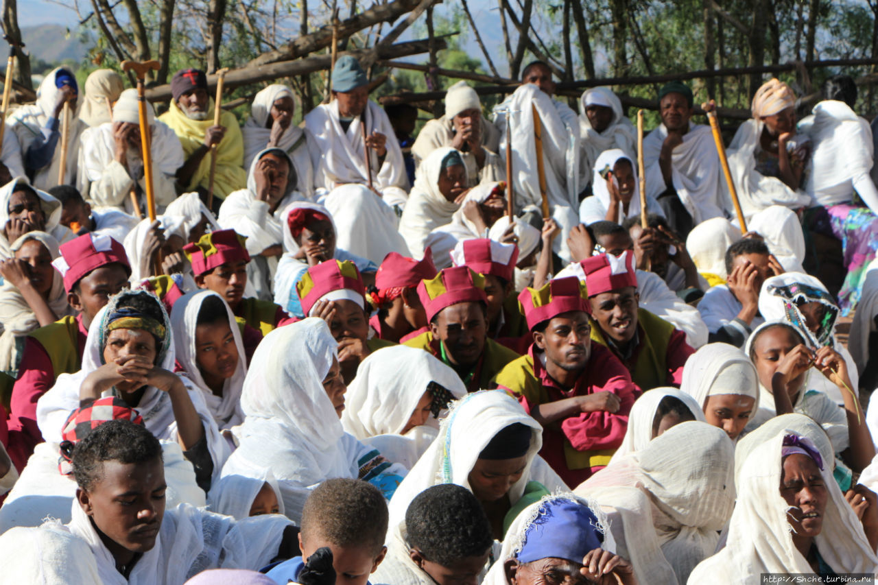 Эфиопы в белых одеждах в Израиле.