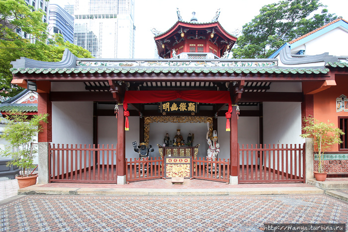 Храм Тянь Хок Кенг. Святилище, посвященное Cheng Huang, городскому божеству. Фото из интернета Сингапур (столица), Сингапур (город-государство)