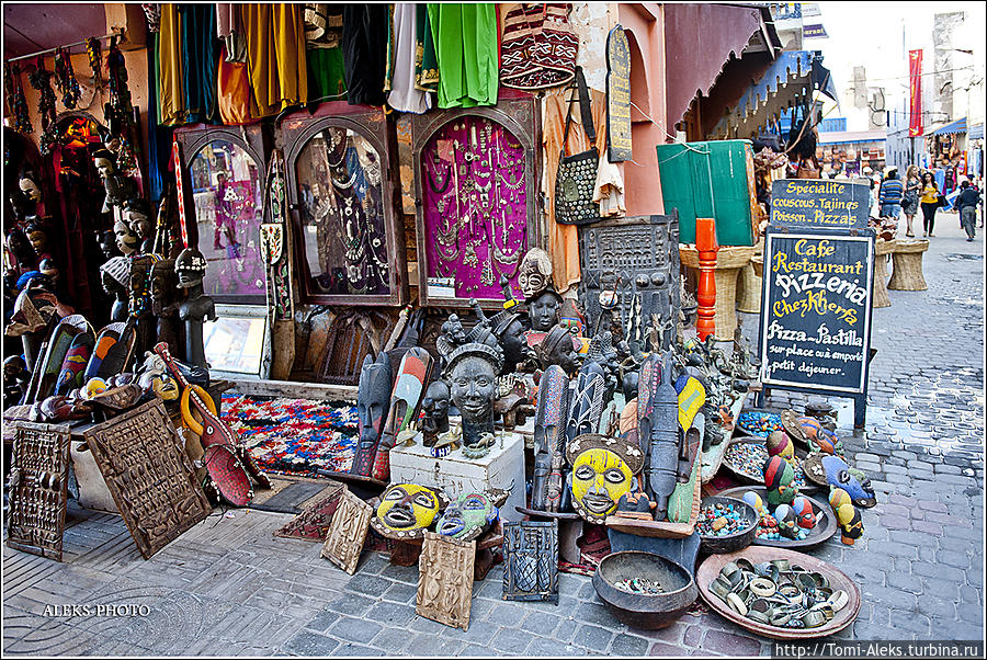 Сувениры — гордость марокканцев. Их здесь много и они красивые...
* Эссуэйра, Марокко