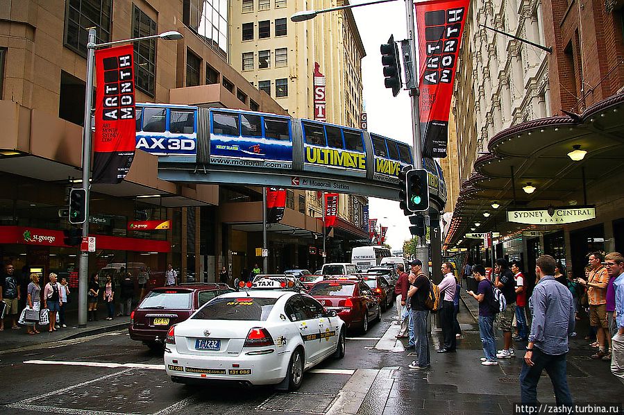 Монорельс в центре города на узких улочках Сидней, Австралия