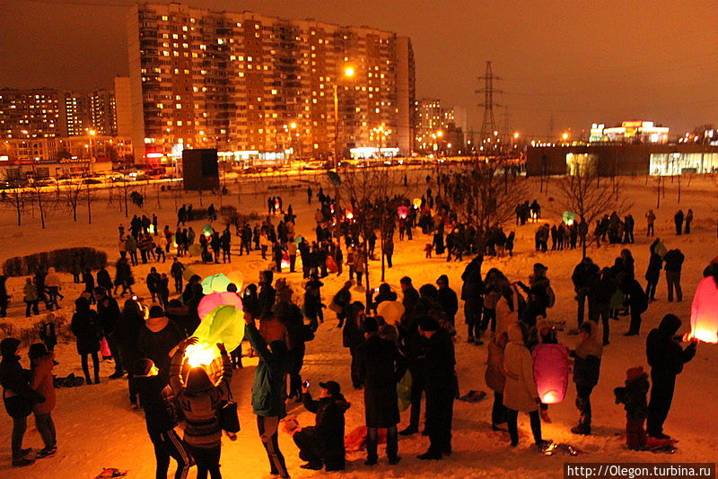 Массовый запуск небесных фонариков на метро Волоколамская