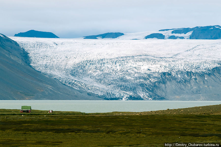 Язык ледника Langjökull, образующий озеро Hvítárvatn. Видна ферма Arbúðir Исландия