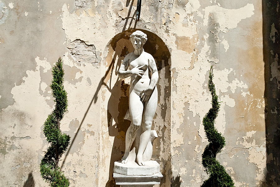 В Берлине, Твери или даже Лиссабоне такая стена вызывала бы уныние. И только в Италии она выглядит теплой и умножает живописность. Это действительно феномен. Я не знаю почему так.