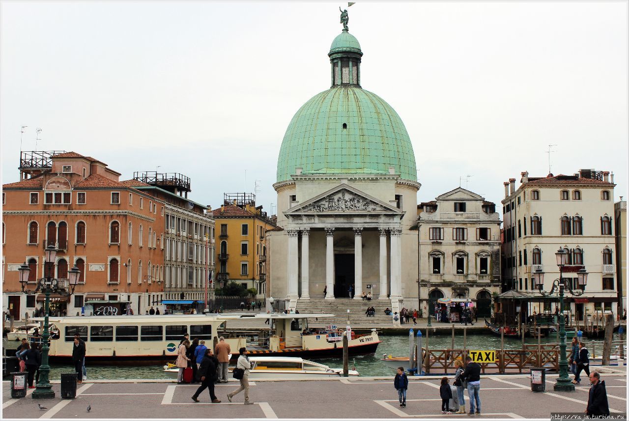 Базилика на против главного железнодорожного вокзала Венеции Венеция, Италия