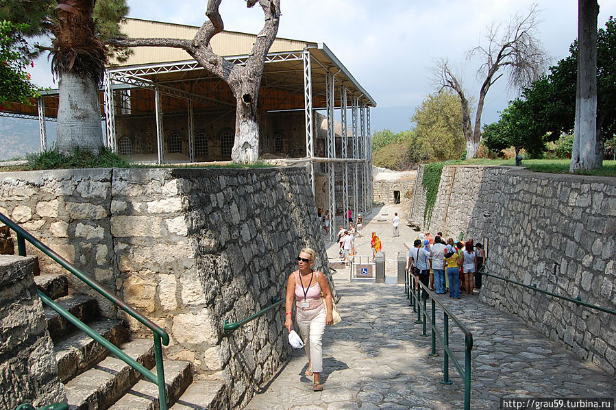 Это вход по которому туристы спускаются к храму для его осмотра.