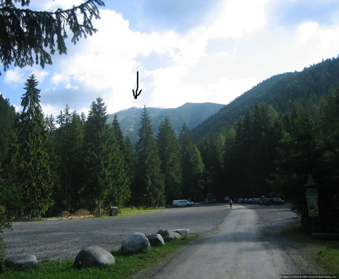 Фото с паркинга. Грубоватой нарисованной стрелочкой указана точка назначения. Липтовски-Микулаш, Словакия