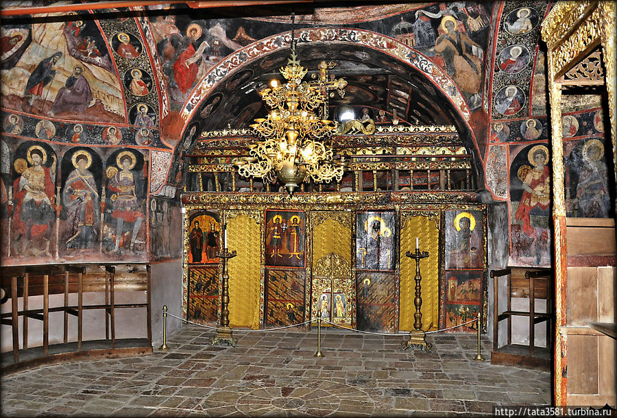Стены и своды церкви покрыты старинными фресками. Арбанаси, Болгария