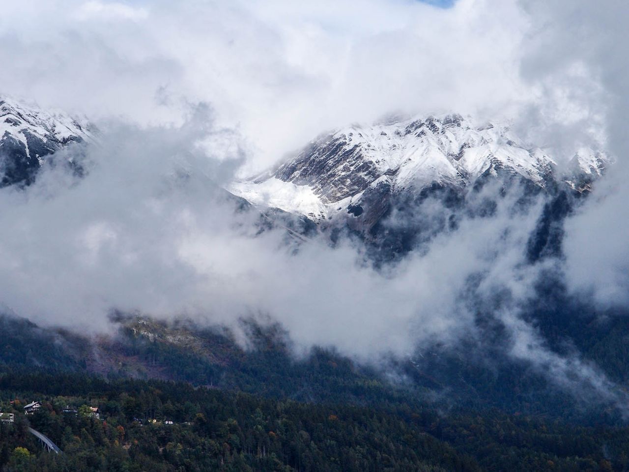 На троне гор, под облачной вуалью Инсбрук, Австрия