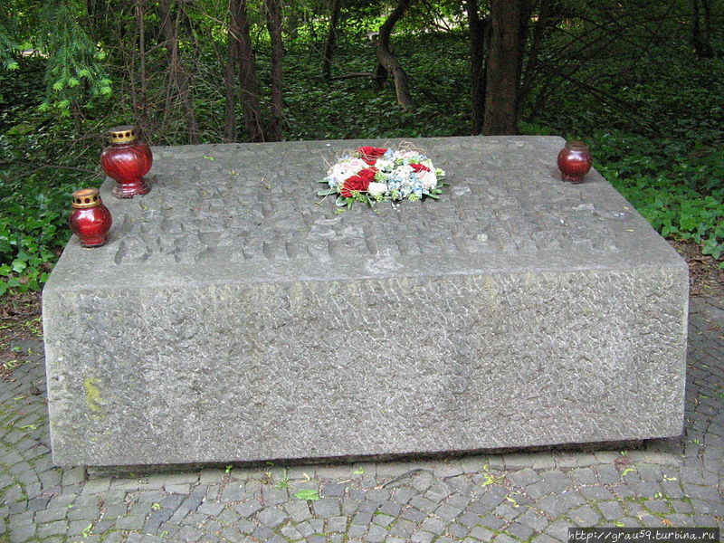 Памятный камень Адольфу Кларенбаху и Петру Флистедену на Мелатенском кладбище (Из Интернета)